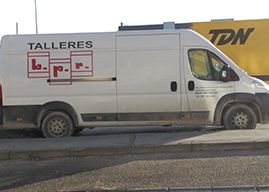 Talleres B.P.R furgoneta estacionada